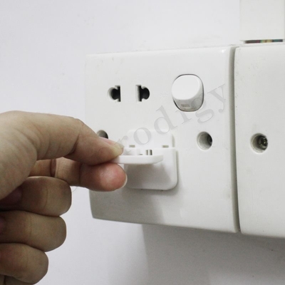 A tomada Nontoxic plástica universal da tomada dos E.U. cobre o branco para proteger crianças do perigo elétrico