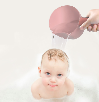 Xampu de banho portátil de plástico com alça para lavar o cabelo do bebê
